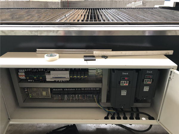 Hochleistungs-SS-Laser-Schneidemaschine vollständig geschlossene Art Computerbetrieb