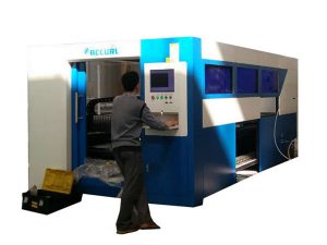 2kw Glasfaser-Laserschneidmaschine einstellbare Geschwindigkeit für Metallrohr